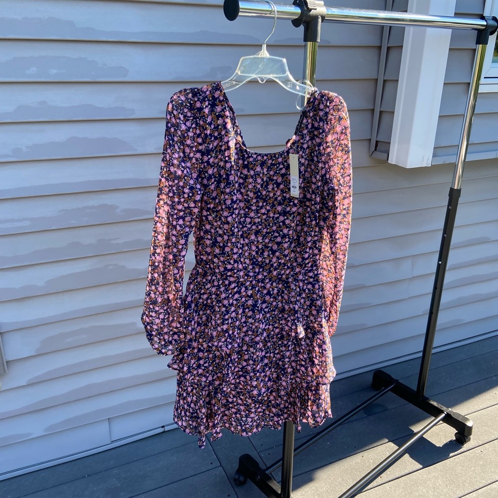 NWT dress perfect for fall. Small from Francesca’s. Floral, flowy